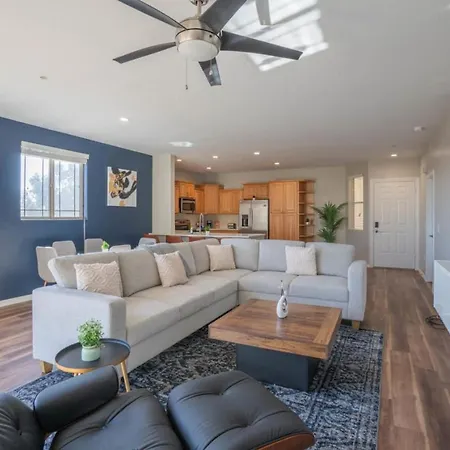 Charming 3Bd - Gym, W-D, Parking - Sleeps 8 Apartment
